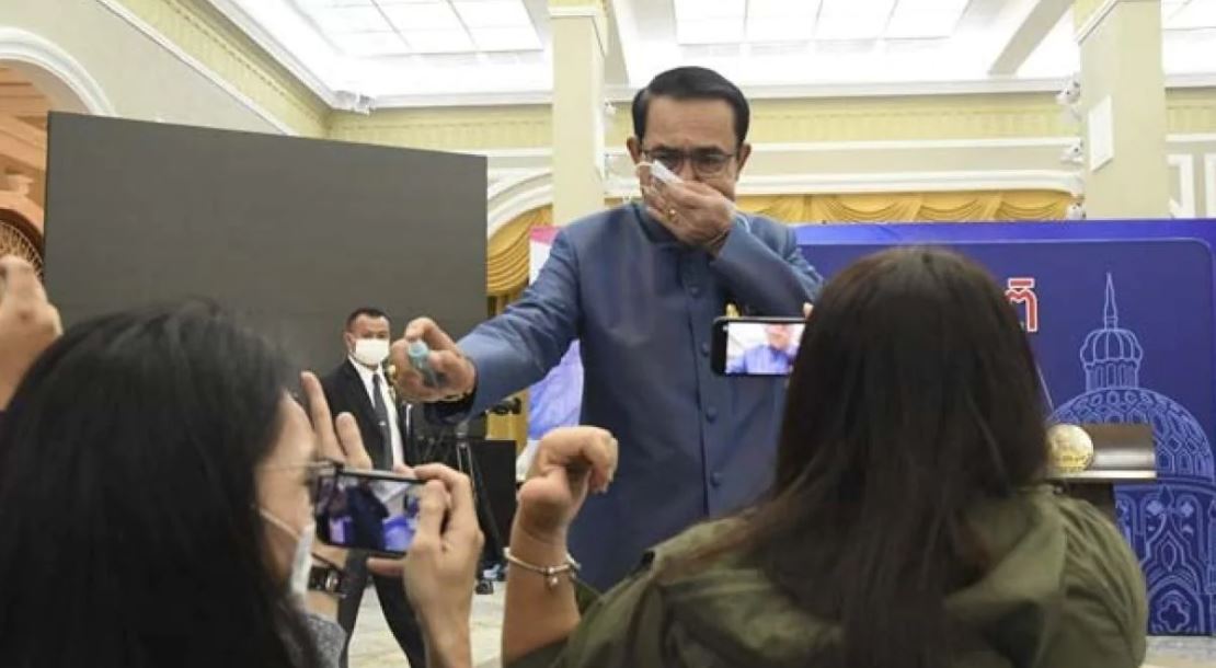 पत्रकारको प्रश्नले प्रधानमन्त्रीलाई झोंक चलेपछि सबै पत्रकारलाई स्यानिटाइजर छ्यापिदिए