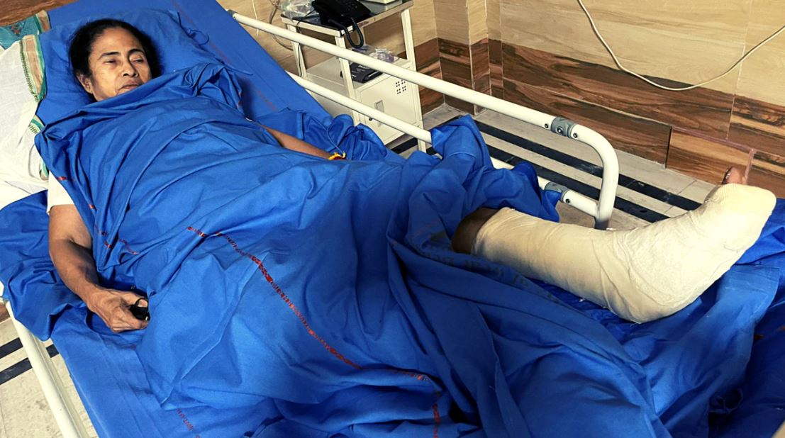 पश्चिम बंगालकी मुख्यमन्त्री ममता बनर्जीमाथि आक्रमण, गम्भीर अवस्थामा अस्पताल भर्ना