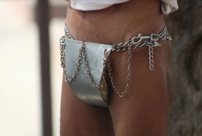 शिवरात्रिमा नागा बाबालाई निवस्त्र पशुपतिनाथमा बस्न दिनु कति उचित?