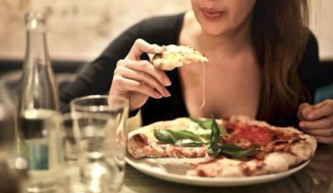 शाकाहारी माग्दा मांसाहारी पिज्जा दिएपछि महिलाले चोखो हुन पुजा गर्ने खर्च १ करोड रुपैयाँ मागिन्