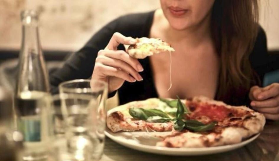 शाकाहारी माग्दा मांसाहारी पिज्जा दिएपछि महिलाले चोखो हुन पुजा गर्ने खर्च १ करोड रुपैयाँ मागिन्