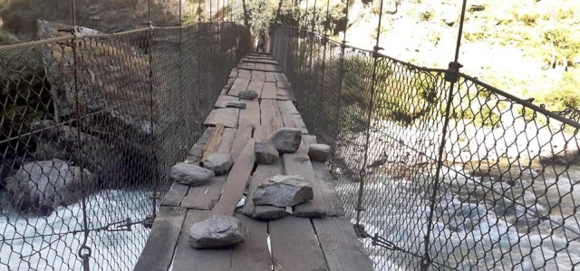 छारे झोलुङ्गे पुल जीर्णहुँदा समस्या