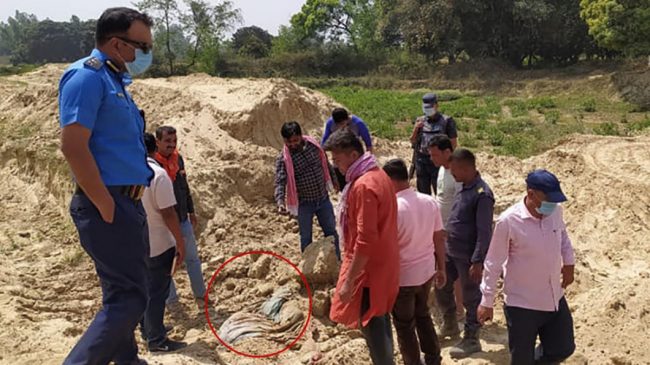 ओच्छ्यानसहित बेपत्ता पारिएका दम्पतीको शव जमिनमुनि ५ फिट तल भेटियो