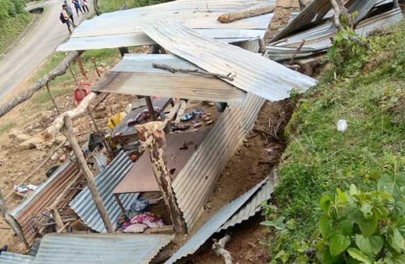 कञ्चनपुरमा वन अतिक्रमण गरि बनाइएका घर/टहरा हटाइँदै