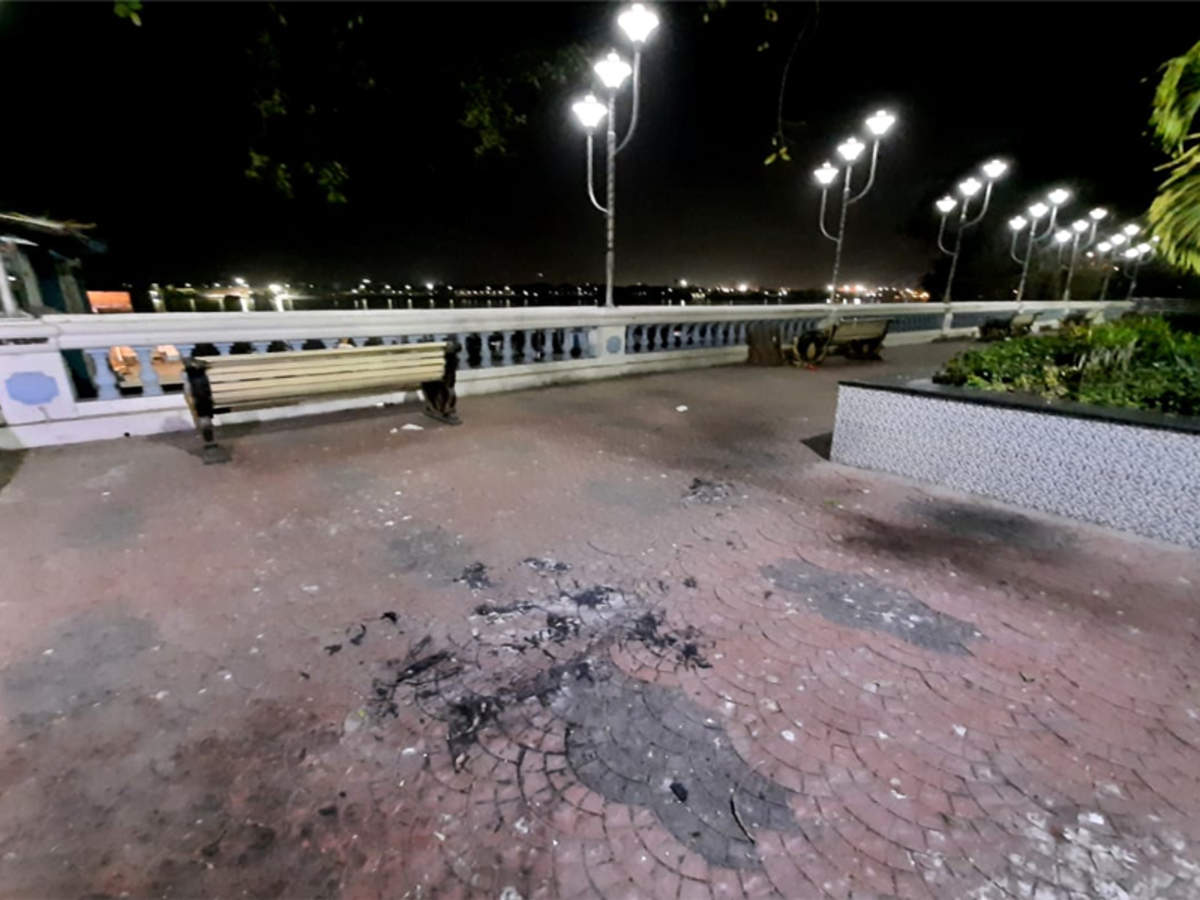 छोरीले पितालाई रेष्टुरेण्टमा खाना खुवाइन्, रक्सी पिलाइन्, मातेर लठ्ठ परेपछि जिउँदै जलाइन्