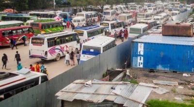 खुल्लामञ्जमा रहेकाे अस्थायी बसपार्क सारिँदै