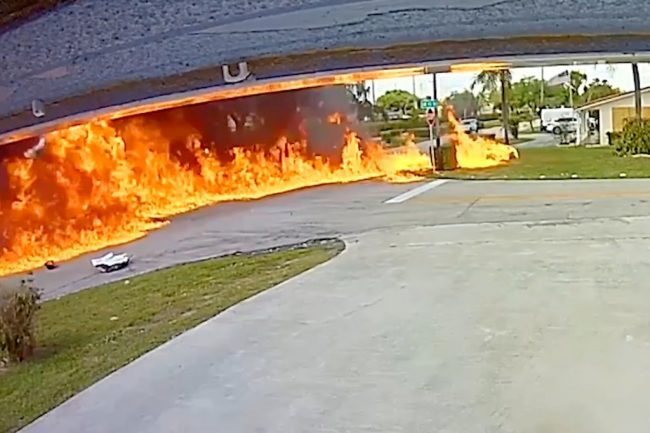 सडकमा गुडिरहेको कारमाथि आकाशबाट हवाइजहाज खस्यो, ३ जनाको मृत्यु (भिडियो)