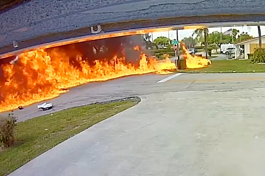 सडकमा गुडिरहेको कारमाथि आकाशबाट हवाइजहाज खस्यो, ३ जनाको मृत्यु (भिडियो)