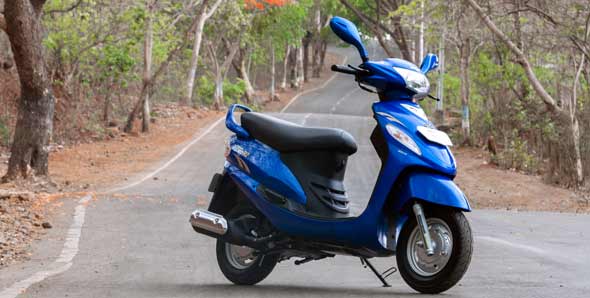 महिलालाई स्कुटर चलाउन तालीम