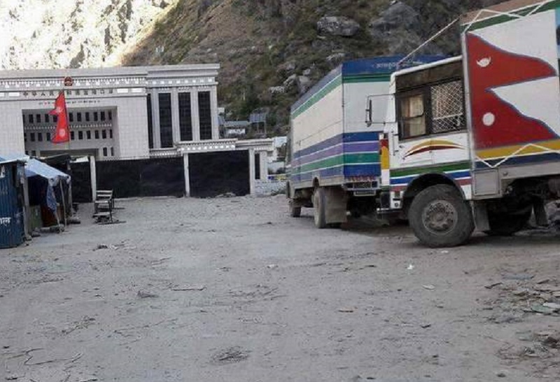 चिनियाँ नाकाबाट दैनिक ७ कन्टेनर सामग्री भित्रिँदै