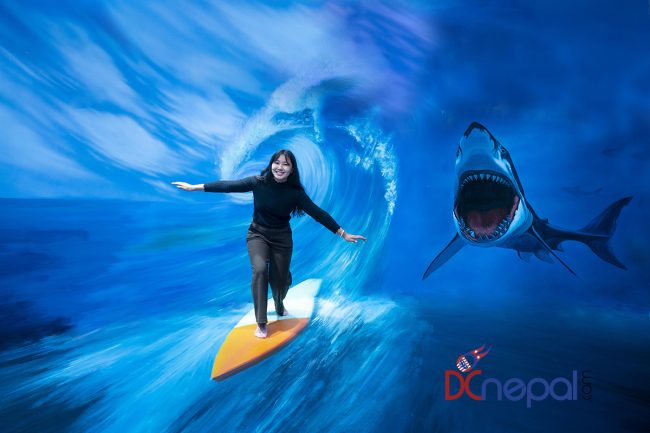 आर्ट इन प्याराडाइजमा टिकटक बनाउनेको भिड (फाेटाेफिचर)