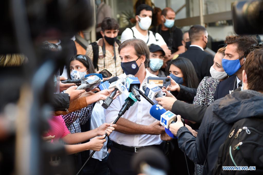 उरुग्वेका राष्ट्रपतिले लगाए चिनियाँ खोप