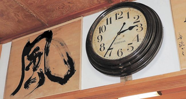 भूकम्प जाँदा बिग्रिएको १०० वर्ष पुरानो घडी १० वर्षपछि आफैं चल्यो !