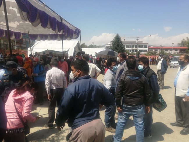 पहिलो चरणको खोप लगाउने अन्तिम दिन, सिभिल अस्पतालमा भीड