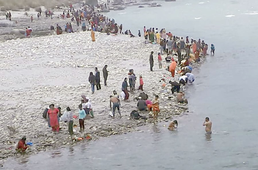 कालीगण्डकी किनारमा बिहानैदेखि स्नान गर्ने भक्तजनको भीड