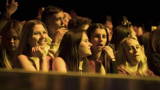 कोरोनाकालको सबैभन्दा ठूलो कन्सर्ट, बिना मास्क ५० हजार जना सहभागी