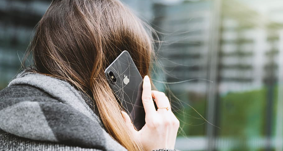 ब्वाइफ्रेण्डसँग फोनमा कुरा गर्दा समातिइन् युवती, सयौं मान्छेको अगाडि ४० कोर्रा हानियो