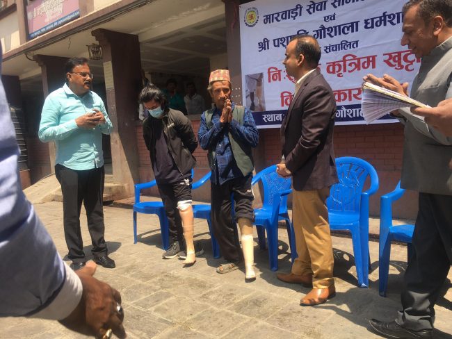 मारवाडी समितिबाट निःशुल्क कृत्रिम खुट्टा पाएका वृद्ध भन्छन्ः किनेर खुट्टा हाल्न सक्दिनथेँ, गज्जब लाग्यो