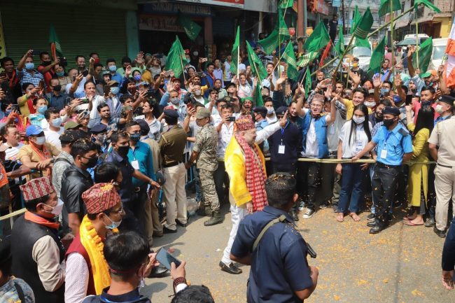 बंगालमा मतदाता लोभ्याउन ढाका टोपी र नेपाली भाषाको साहारा