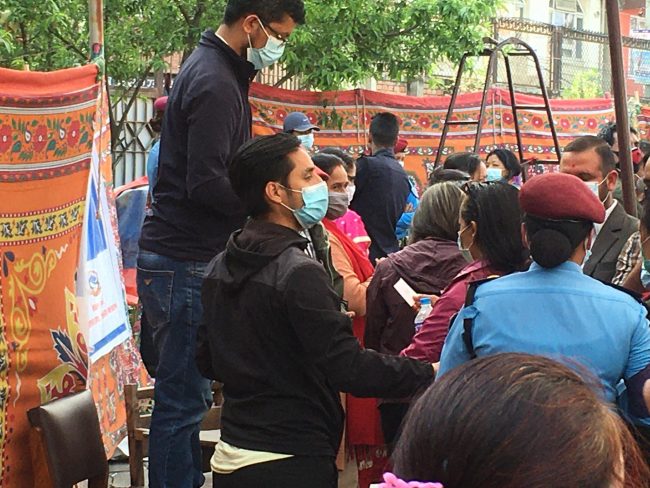 कोरोनाको खोप लगाउन लाइनमा बसेकाहरुले खोप सकिएको थाहा पाएपछि…