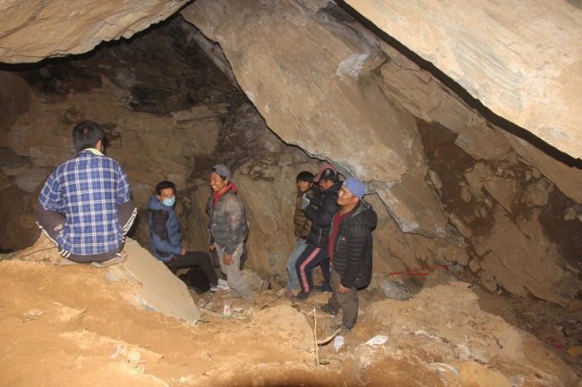 गोरखा जिल्ला धार्चेको गुम्दा गाउँमा गुफा अध्ययन