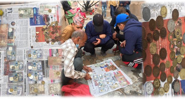 पैसाको व्यापार गर्दै एक वृद्ध, एक रुपैयाँ नोटको दुई सय