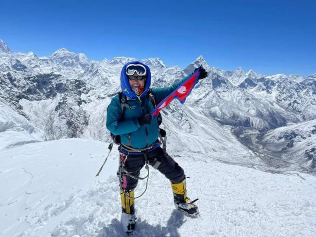 गायक राजु लामाले आरोहण गरे लाेबुचे शिखर