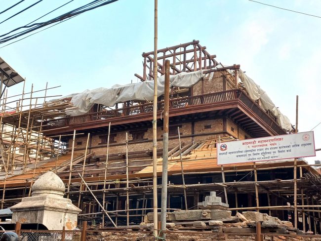 एक रुखको काष्ठमण्डप पुर्ननिमार्णमा काठको समस्या, तोकिएको समयमा पूरा भएन