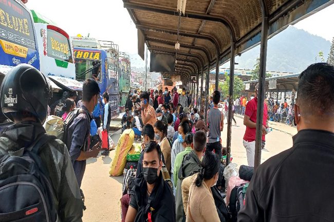 उपत्यकामा निषेधाज्ञा हुने अघिल्लाे दिन घर जानेकाे लर्काे (फाेटाेफिचर)