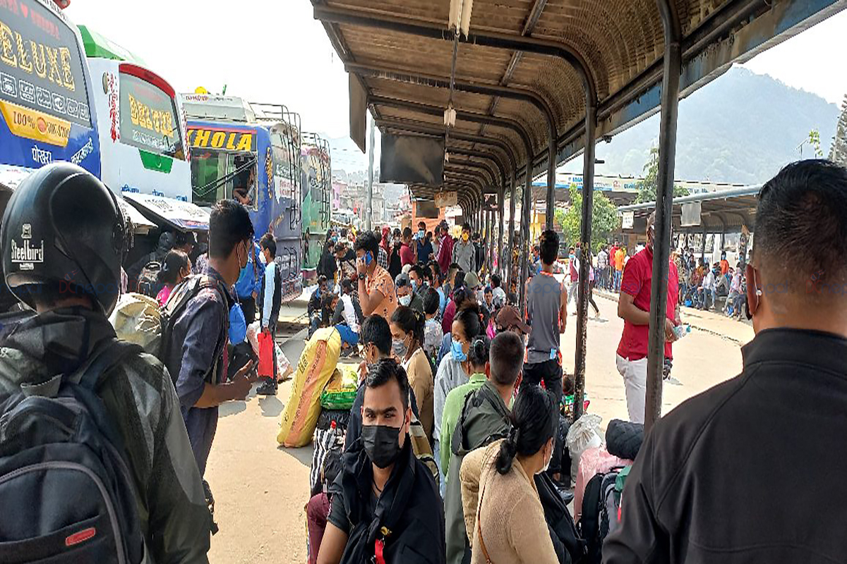 उपत्यकामा निषेधाज्ञा हुने अघिल्लाे दिन घर जानेकाे लर्काे (फाेटाेफिचर)