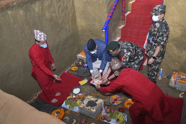 प्रधानमन्त्री ओलीद्वारा वीरेन्द्र अस्पताल भवनको शिलान्यास