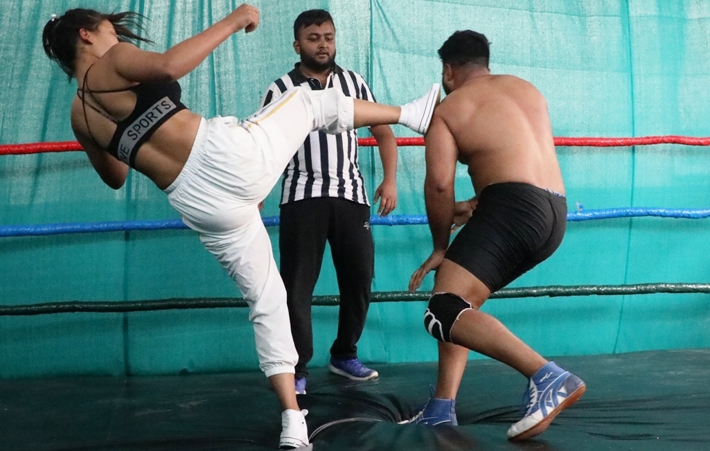 सपनाले पराजित गरिन भारतीय पुरुष रेस्लरलाई