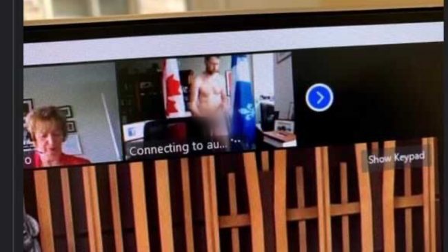 सर्वांग नाङ्गो अवस्थामा मोवाइलले गुप्तांग छोपेर सांसद बैठकमा उपस्थित भए