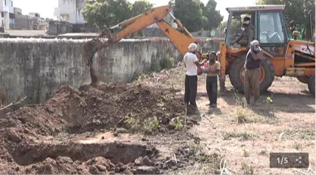 कोरोनाः अग्रिम रुपमा चिहान तयार पारिँदै, मजदुर नभएपछि जेसीबीको प्रयोग