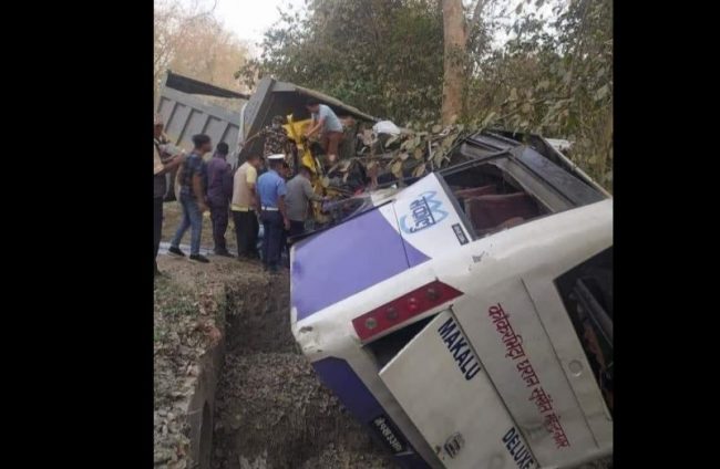 कोहलपुरमा बस र टिपर ठोक्किए, ५ जनाको मृत्यु, ३७ घाइते