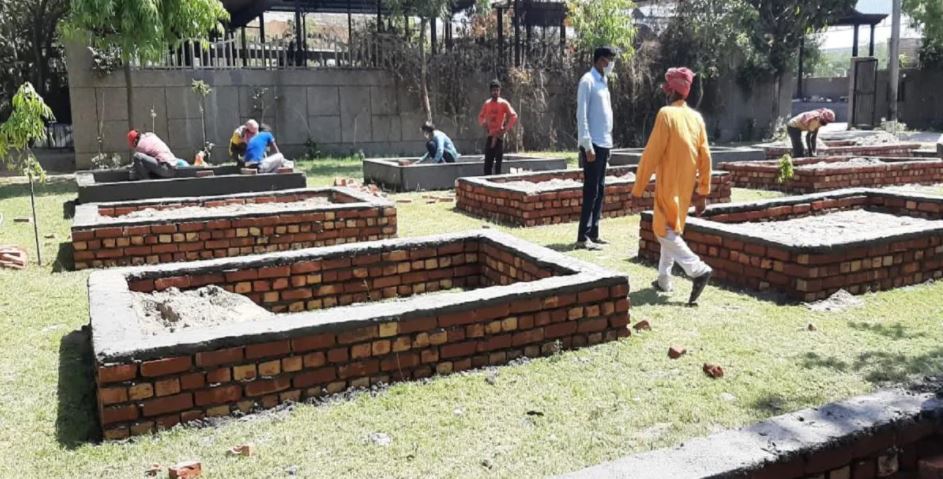 दिल्लीमा हाहाकारः श्मशान घाटमा शव जलाउने ठाउँ नपाएपछि पार्कमा अन्तिम संस्कार