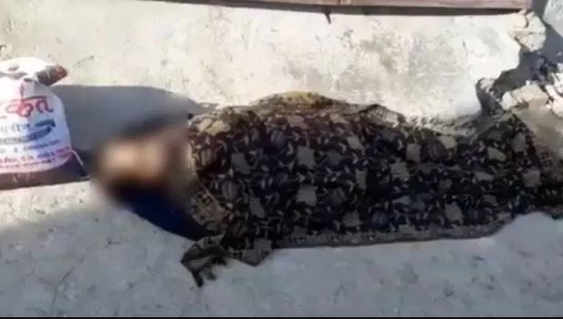 कोरोनाको लक्षण देखिएकी आमालाई सडकमा फालेर छोरा भागे, आमाको बेवारिसे मृत्यु