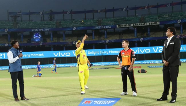 हैदराबादले ब्याटिङ गर्दै