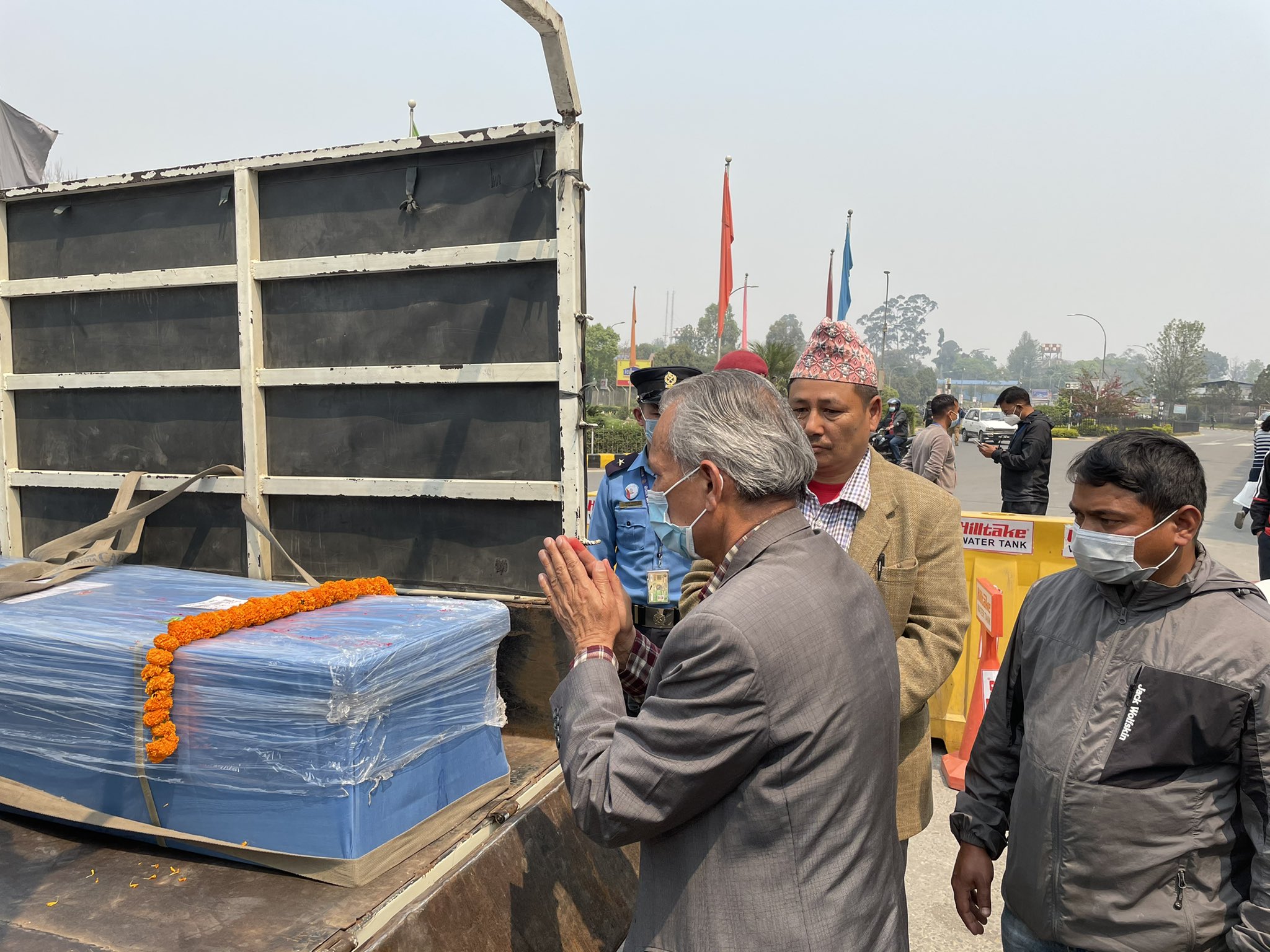 विदेशबाट एकैपटक १७ शव आइपुग्यो नेपाल, पूर्वप्रधानमन्त्री डा.भट्टराई पुगे विमानस्थल