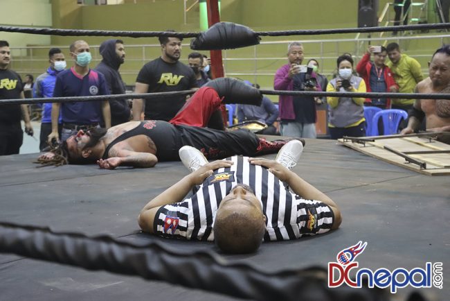 राष्ट्रिय रिङ रेस्लिङमा खेलाडी र रेफ्री भिड्दा (फोटो फिचर)