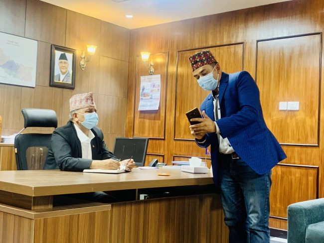 रंगशाला निर्माणमा  सरकारले गर्न सक्ने सहयोगका विषयका उपप्रधानमन्त्रीले गरे धुर्मुससँग छलफल 