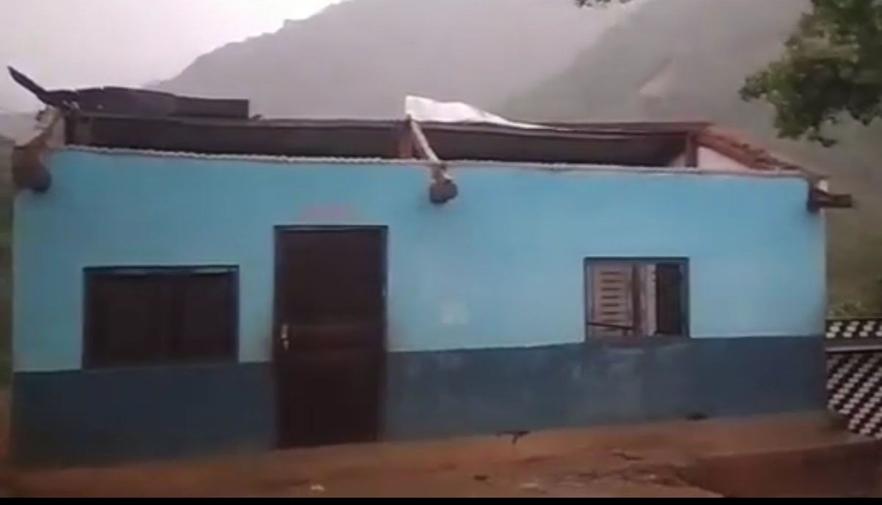 हावाहुरीले विद्यालयको छानो उडायो, घरमा क्षति