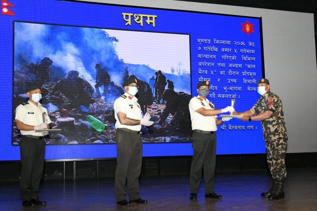 प्रधानसेनापति थापाद्वारा लेखक र फोटो सर्जक पुरस्कृत