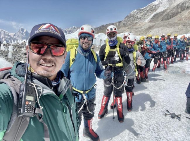 सगरमाथा चढ्नु अघि बहराइनका राजकुमारकाे अभ्यास (फाेटाेफिचर)