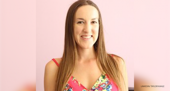 आत्महत्या गर्न हाम्फालेका युवक आफूमाथि खस्दा जमिनमा हिँडिरहेकी युवतीको मृत्यु