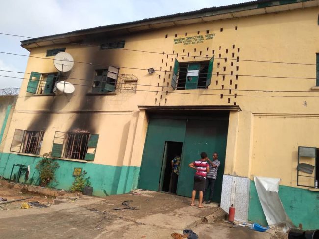 बन्दुकधारीले जेलमा आक्रमण गर्दा १८०० भन्दा धैरै कैदीबन्दी भागे