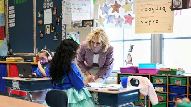 अमेरिकी प्रथम महिलाले छुट्टै जागिर गरेर इतिहास रचिन्