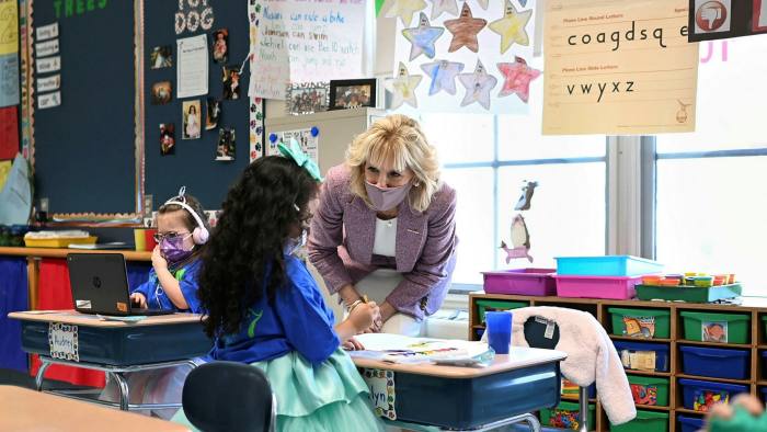 अमेरिकी प्रथम महिलाले छुट्टै जागिर गरेर इतिहास रचिन्