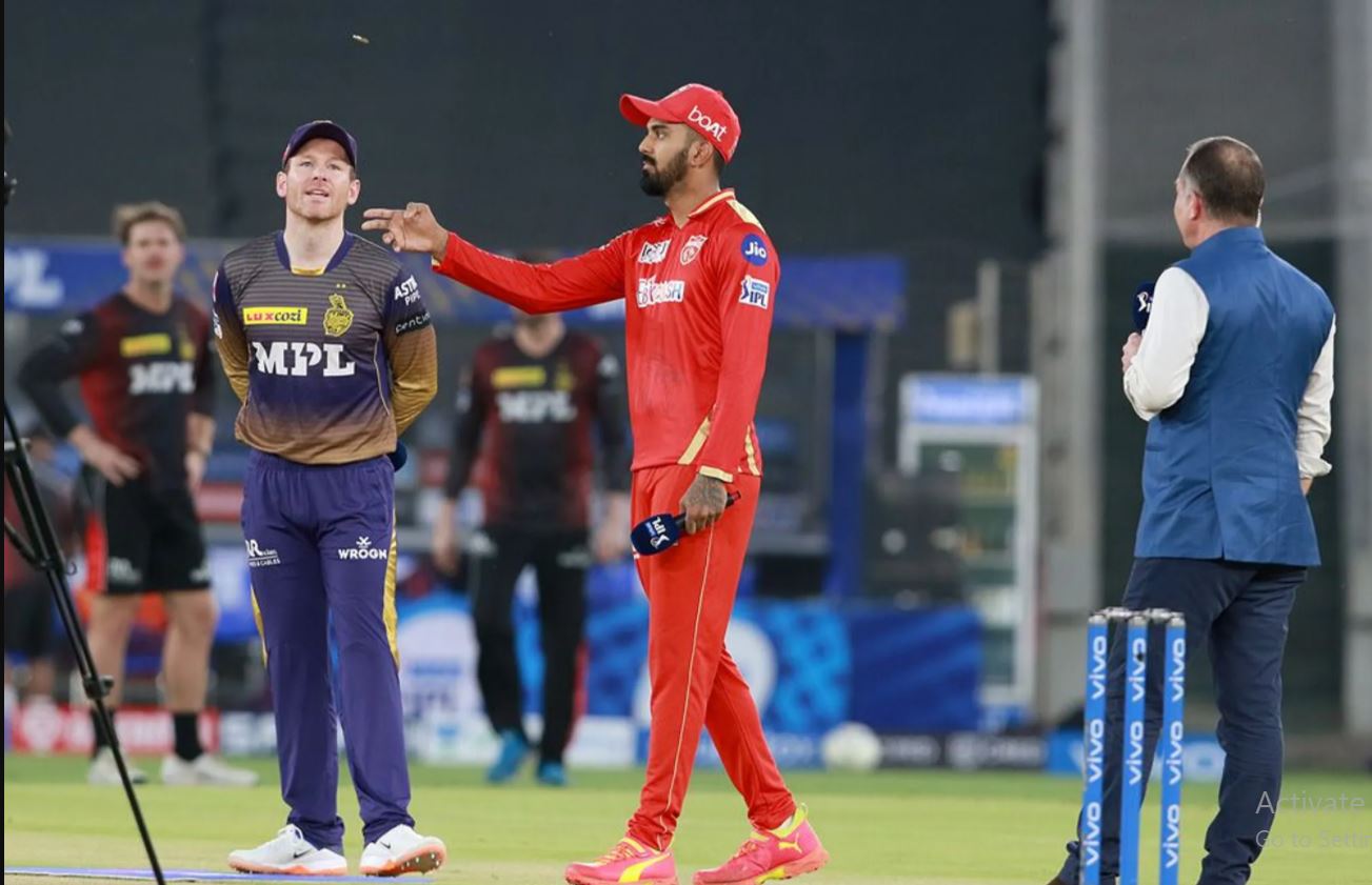 कोलकत्ताले फिल्डिङ गर्दै