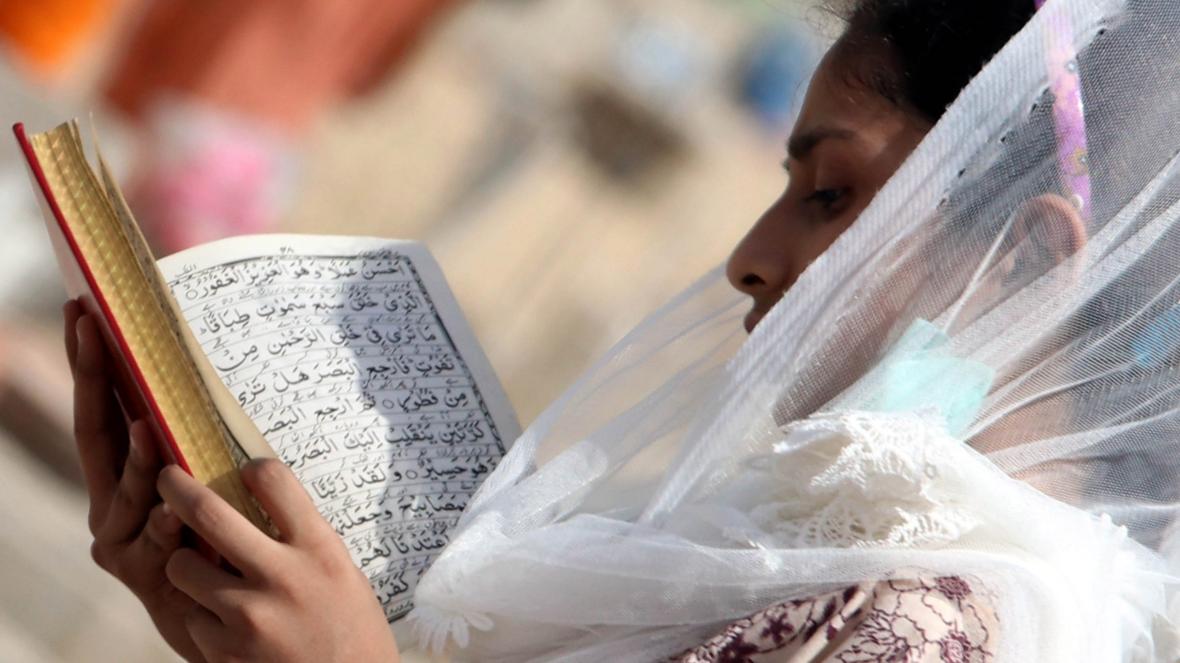 कुरानको स्टिकर उक्काएको आरोपमा दुई जना क्रिस्चियन नर्सलाई मृत्युदण्ड
